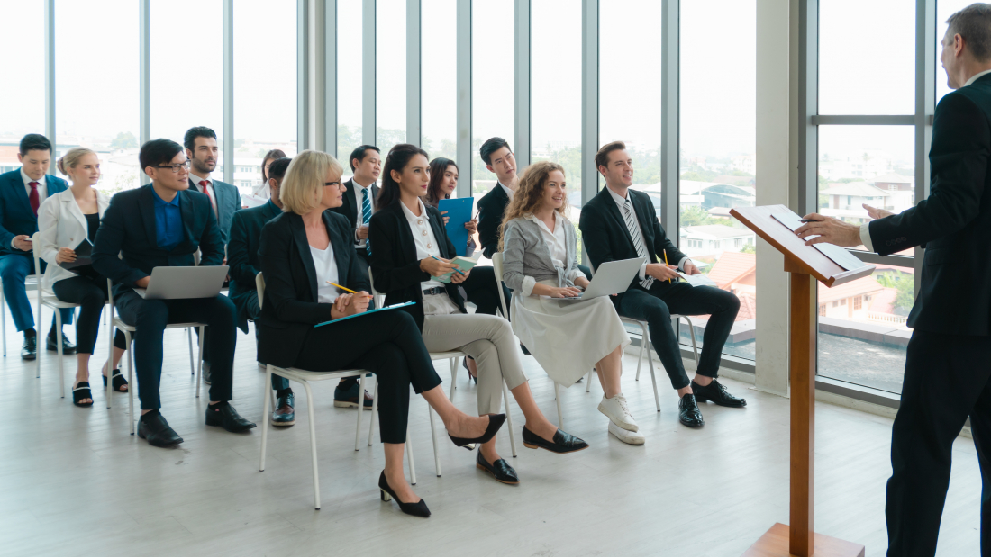 Föreläsning för en grupp i ett konferensrum