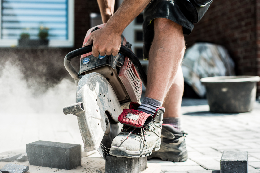 man med vibbrationsverktyg